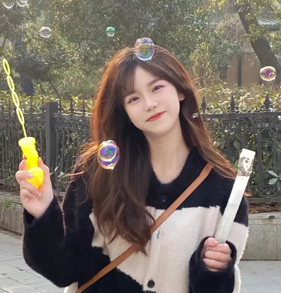 穿进末世后，我与仇人同居了